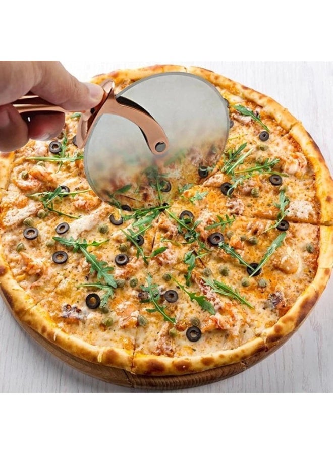 قطاعة بيتزا نحاسية شديدة التحمل - مقبض مريح مانع للانزلاق مع شفرة حادة - مثالية لتقطيع البيتزا والمعجنات والفطائر والخبز المسطح - أداة مطبخ أنيقة ومتينة - Image 3